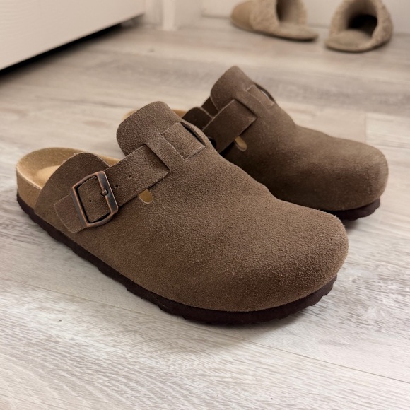 Cushionaire Suede Clogs with Buckle Moss Size 8 - Picture 2 of 10